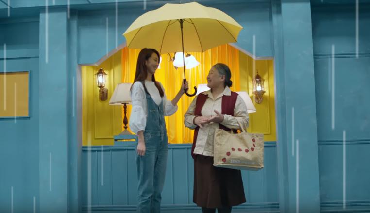 感動了數萬人的廣告！只需一張紙巾、一把雨傘、一個同理心，「溫柔」就能如此輕易地傳遞著！