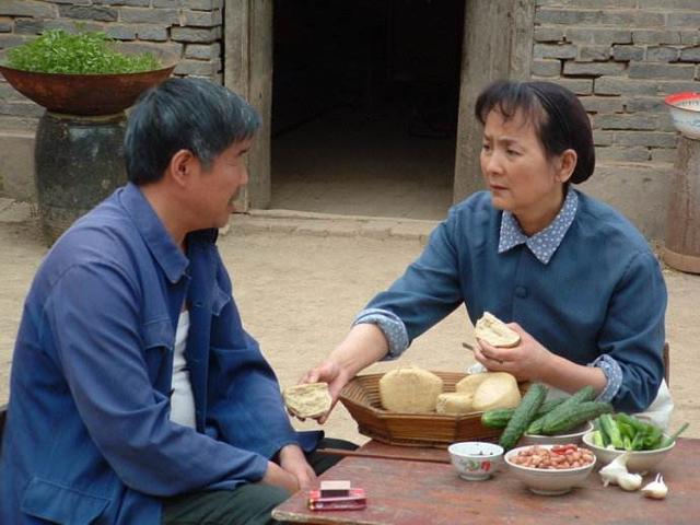 拾荒老人癱瘓，兒女都找藉口不回家，鄰居傻子照顧幾年得巨額財產