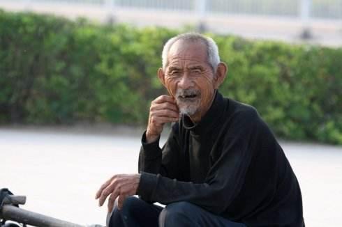 拾荒老人癱瘓，兒女都找藉口不回家，鄰居傻子照顧幾年得巨額財產
