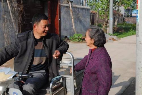 拾荒老人癱瘓，兒女都找藉口不回家，鄰居傻子照顧幾年得巨額財產