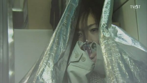 女工被反鎖「冷凍庫5小時」喊破喉嚨沒人回快失溫昏倒時門卻推開了一看到「對方的臉」她當場痛哭 -