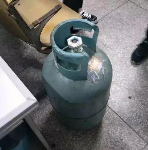 大學裡面搜出的「奇葩」違禁品！你藏過幾個？