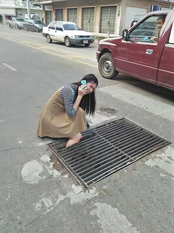 女孩「整隻腿卡進水溝蓋」卻仍然笑著，沒想到把腿提起來的那一刻，她卻哭了！原來都是「手機」惹的禍 -
