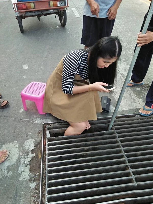 女孩「整隻腿卡進水溝蓋」卻仍然笑著，沒想到把腿提起來的那一刻，她卻哭了！原來都是「手機」惹的禍 -