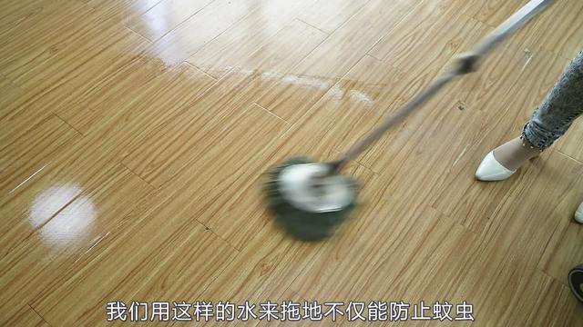 清水拖地好像白拖了！一個方法教給你，地板煥然一新