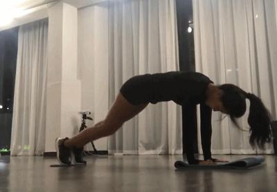 年輕有活力的35歲健身教練，教你6個動作在家就能打造馬甲線