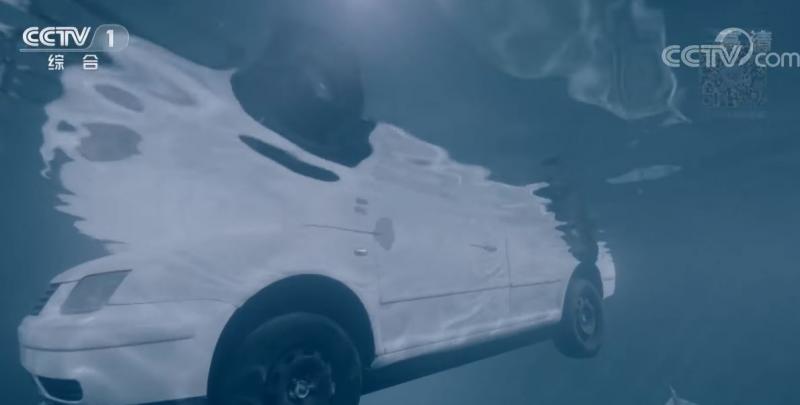 汽車掉進水裡「千萬不要急著開車門」！專家現場教學「等水淹過頭」才是行動關鍵