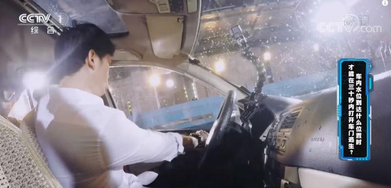 汽車掉進水裡「千萬不要急著開車門」！專家現場教學「等水淹過頭」才是行動關鍵