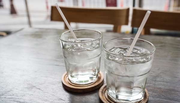 熱到不行的他大口灌下兩杯「冰水」，頓時感覺「頭痛到要爆炸」，旋即休克差點暴斃！