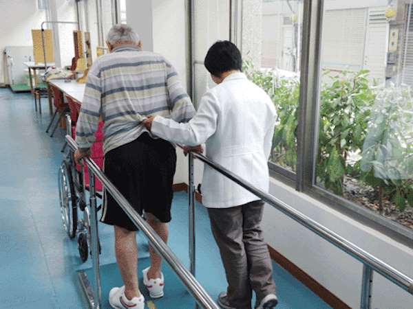 熱到不行的他大口灌下兩杯「冰水」，頓時感覺「頭痛到要爆炸」，旋即休克差點暴斃！