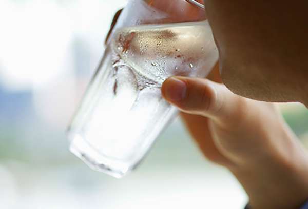 熱到不行的他大口灌下兩杯「冰水」，頓時感覺「頭痛到要爆炸」，旋即休克差點暴斃！