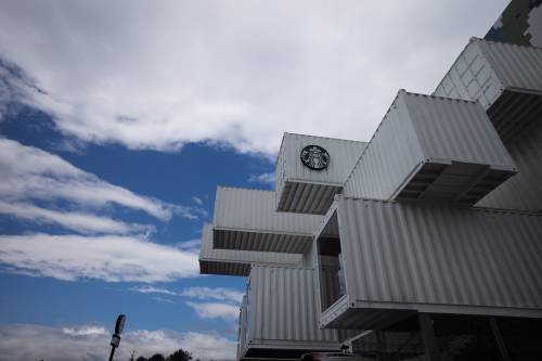 全亞洲最美「貨櫃屋星巴克」正式開幕！純白設計「內部裝潢更震撼」台灣人不去可惜