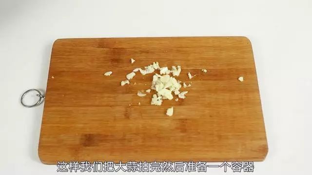 家裡蟑螂太多試試這個土方法，2瓣大蒜把家裡蟑螂一鍋端