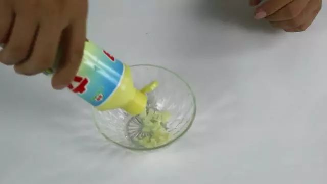 家裡蟑螂太多試試這個土方法，2瓣大蒜把家裡蟑螂一鍋端