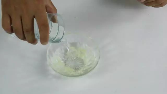 家裡蟑螂太多試試這個土方法，2瓣大蒜把家裡蟑螂一鍋端