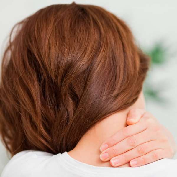 透過「轉脖子」來舒緩脖子僵硬...物理治療師直言，這是在「自殘」，一個不小心可是會「癱瘓」啊！ 