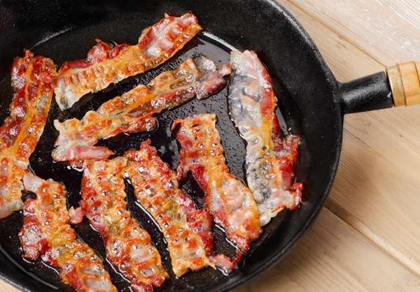 晚上總是睡不著，專家首推「煎培根聲」幫助入眠，但缺點是可能「越聽越餓！」