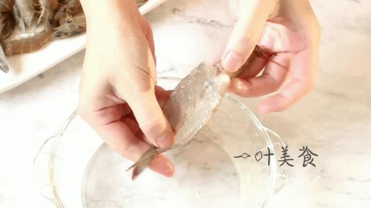去蝦線誰還用牙籤，太費事了！賣蝦的老闆教我一個小技巧，2秒去除蝦線