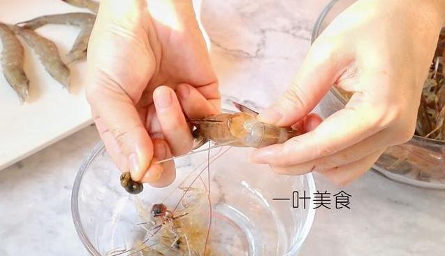 去蝦線誰還用牙籤，太費事了！賣蝦的老闆教我一個小技巧，2秒去除蝦線