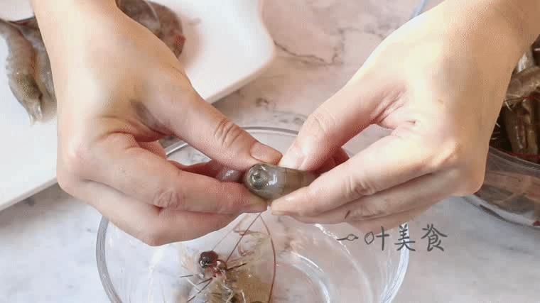 去蝦線誰還用牙籤，太費事了！賣蝦的老闆教我一個小技巧，2秒去除蝦線