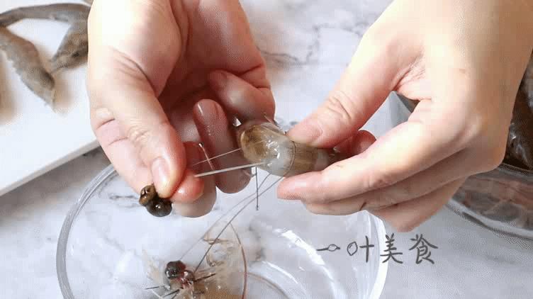 去蝦線誰還用牙籤，太費事了！賣蝦的老闆教我一個小技巧，2秒去除蝦線