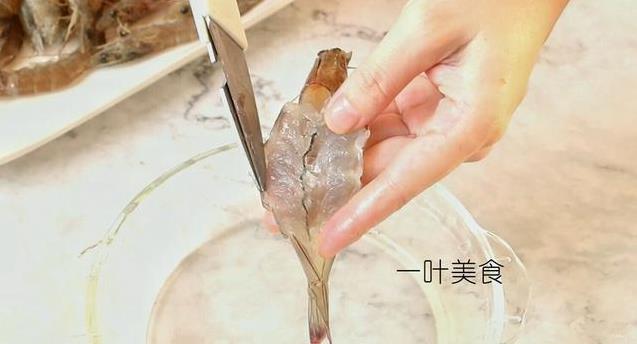 去蝦線誰還用牙籤，太費事了！賣蝦的老闆教我一個小技巧，2秒去除蝦線