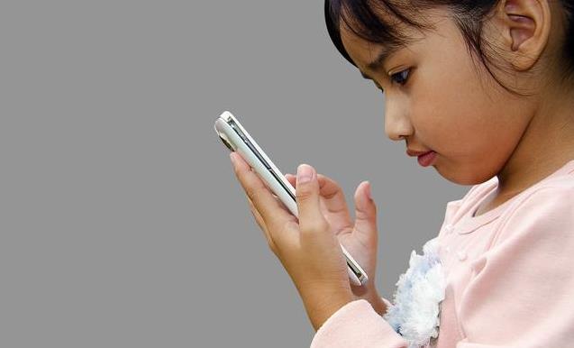 別再用手機哄孩子，手機對孩子的傷害，堪比以前的「鴉片」