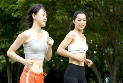 消化科醫生提醒：飯後4種行為最傷胃，想要胃好，做好3件事！