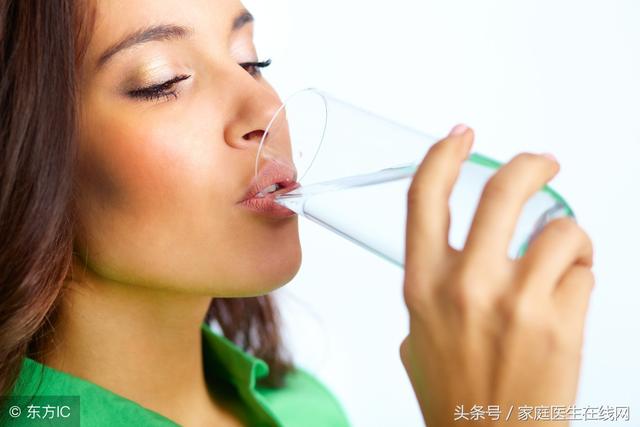 晚上總是口渴是什麼原因？拋開別的不說，與這2點有關