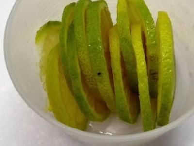 超萬能「冷凍檸檬片」做法～沒想到還能「這樣用」！趕緊試一試，效果超棒！
