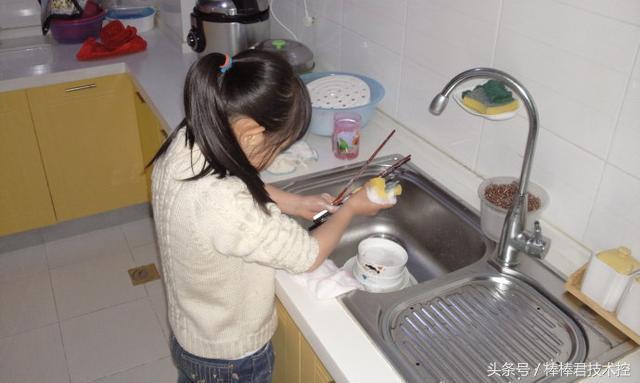 如果你洗碗犯了這4個「常見洗碗錯誤」，其實你每餐都在吃大量細菌！