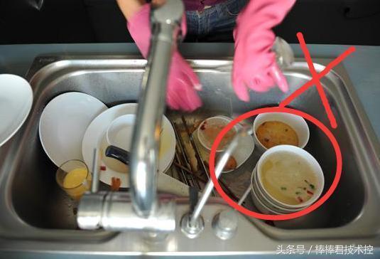 如果你洗碗犯了這4個「常見洗碗錯誤」，其實你每餐都在吃大量細菌！