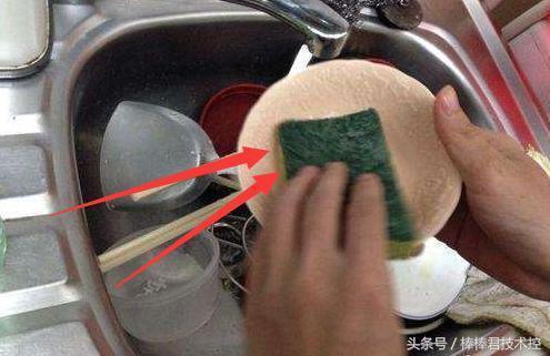如果你洗碗犯了這4個「常見洗碗錯誤」，其實你每餐都在吃大量細菌！