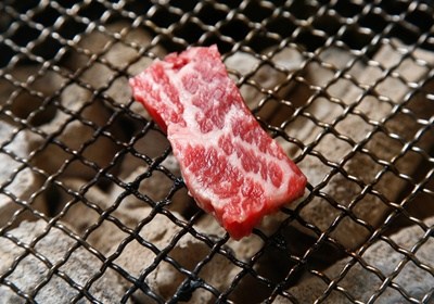 比噴槍燒更快!2分鐘快速生火法 教授示範「木炭這樣擺才快」網讚:看一次就會! -