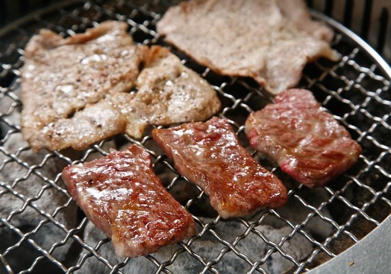 比噴槍燒更快!2分鐘快速生火法 教授示範「木炭這樣擺才快」網讚:看一次就會! -