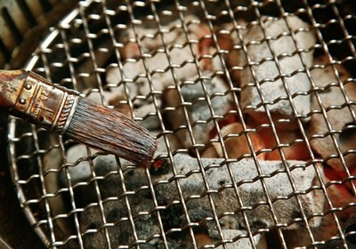 比噴槍燒更快!2分鐘快速生火法 教授示範「木炭這樣擺才快」網讚:看一次就會! -