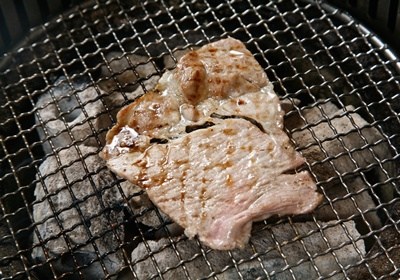 比噴槍燒更快!2分鐘快速生火法 教授示範「木炭這樣擺才快」網讚:看一次就會! -