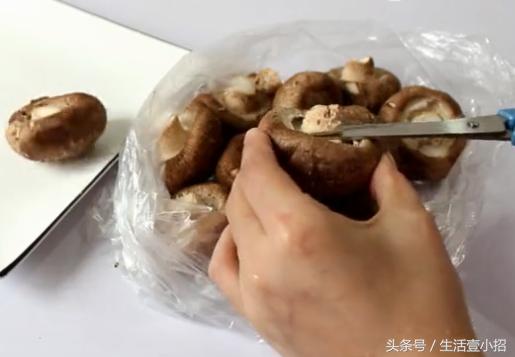 清水洗香菇和沒洗一樣髒，我教你一個小妙招，髒東西全部跑出來