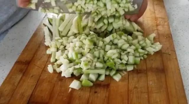 「絲瓜」好吃的新做法，不用炒不做湯，簡單做好吃又下飯！