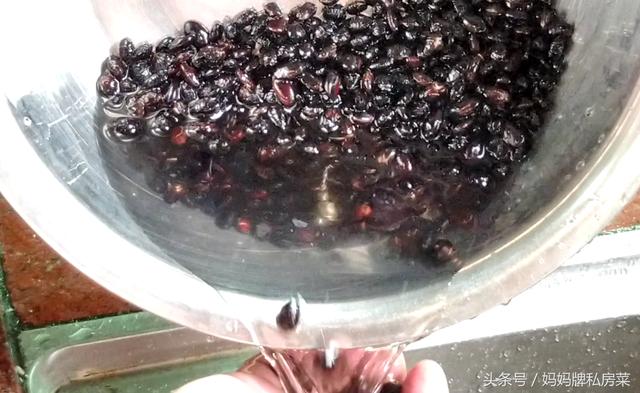 有貧血可以多喝這碗黑豆湯，做法非常簡單，味道清淡