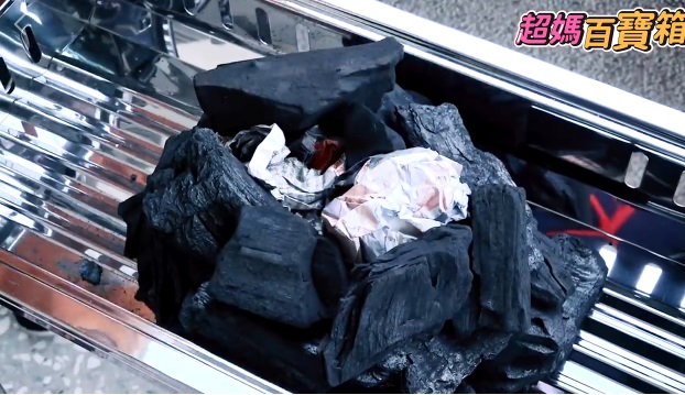這個中秋來當「生火達人」！教你用木炭「2分鐘內快速升火」，燒很旺！ 