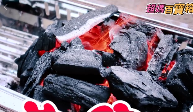 這個中秋來當「生火達人」！教你用木炭「2分鐘內快速升火」，燒很旺！ 