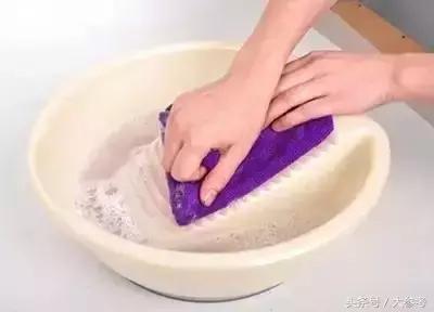 衣服不管染上什麼，用這招都能洗掉，太實用了！