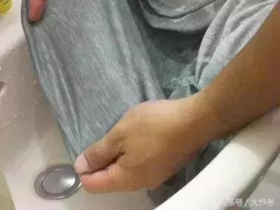 衣服不管染上什麼，用這招都能洗掉，太實用了！