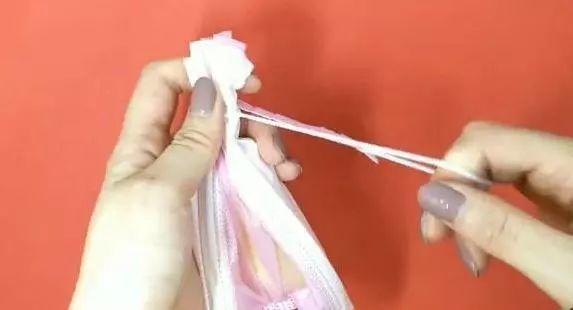 戴過的「一次性口罩」別急著丟！聰明媽媽「塞進馬桶水缸」後...3個月沒刷馬桶也不臭！