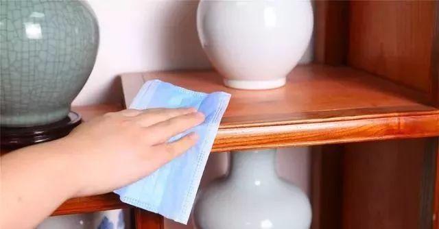 戴過的「一次性口罩」別急著丟！聰明媽媽「塞進馬桶水缸」後...3個月沒刷馬桶也不臭！