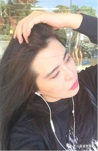 王祖賢被偶遇吃素食火鍋，吃齋多年卻成駝背，美人遲暮身材大變樣