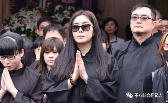 王祖賢被偶遇吃素食火鍋，吃齋多年卻成駝背，美人遲暮身材大變樣