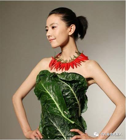 王祖賢被偶遇吃素食火鍋，吃齋多年卻成駝背，美人遲暮身材大變樣