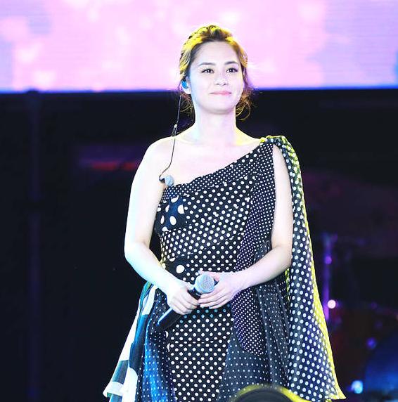 阿嬌婚後首次開唱！身材卻是「胖若兩人」，網友：我以為是張惠妹！